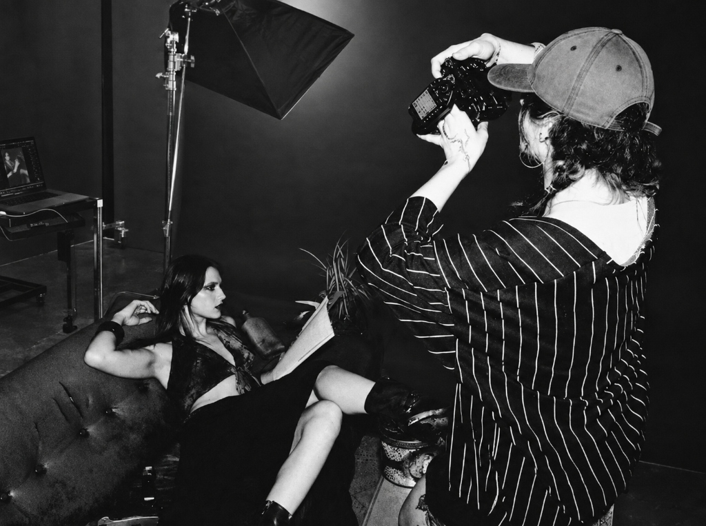 Gözde Nur Gökçen on set with model